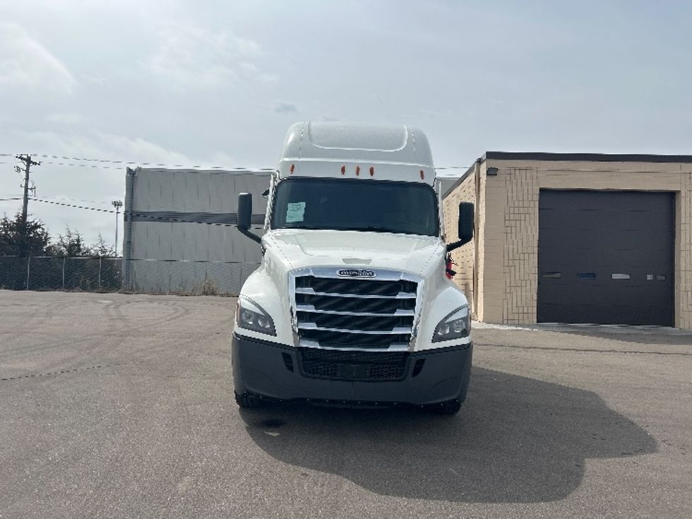 Sleeper Tractor-Heavy Duty Tractors-Freightliner-2021-T12664ST-Brooklyn Park-MN-623,968\n\t\tmiles-$ 47,500 - Image 2