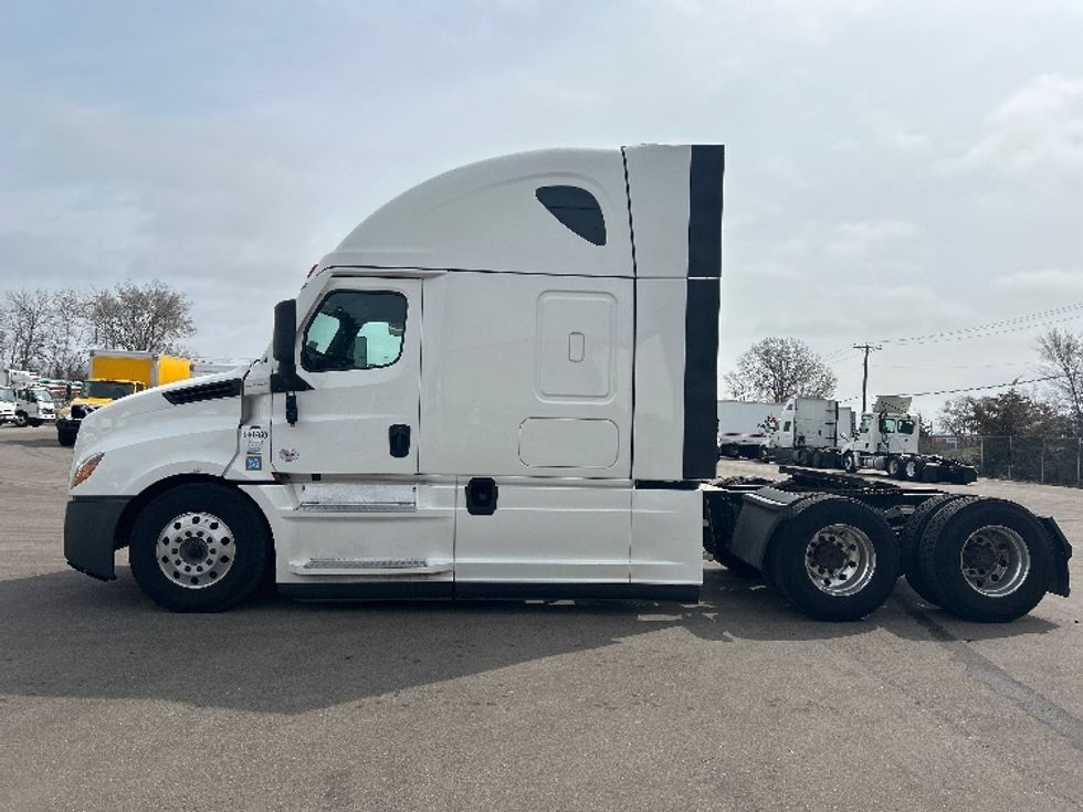 Sleeper Tractor-Heavy Duty Tractors-Freightliner-2021-T12664ST-Brooklyn Park-MN-623,968\n\t\tmiles-$ 47,500 - Image 4