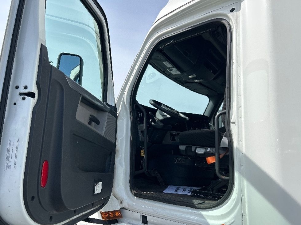 Sleeper Tractor-Heavy Duty Tractors-Freightliner-2021-T12664ST-Brooklyn Park-MN-623,968\n\t\tmiles-$ 47,500 - Image 9