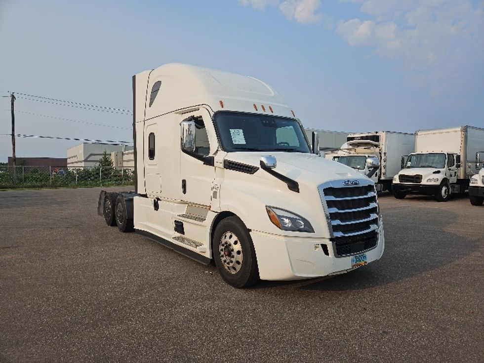 Sleeper Tractor-Heavy Duty Tractors-Freightliner-2021-T12664ST-Brooklyn Park-MN-691,784\n\t\tmiles-$ 52,500 - Image 1