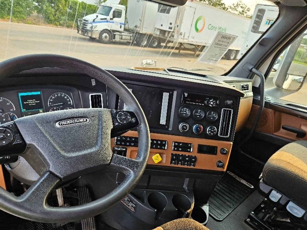 Sleeper Tractor-Heavy Duty Tractors-Freightliner-2021-T12664ST-Brooklyn Park-MN-691,784\n\t\tmiles-$ 52,500 - Image 11