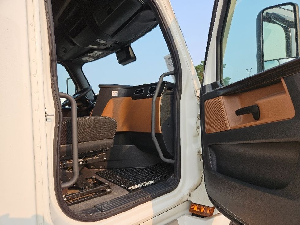 Sleeper Tractor-Heavy Duty Tractors-Freightliner-2021-T12664ST-Brooklyn Park-MN-691,784\n\t\tmiles-$ 52,500 - Image 13