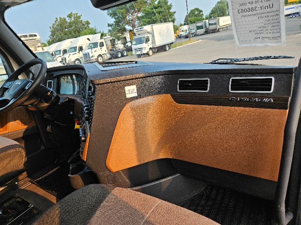 Sleeper Tractor-Heavy Duty Tractors-Freightliner-2021-T12664ST-Brooklyn Park-MN-691,784\n\t\tmiles-$ 52,500 - Image 14