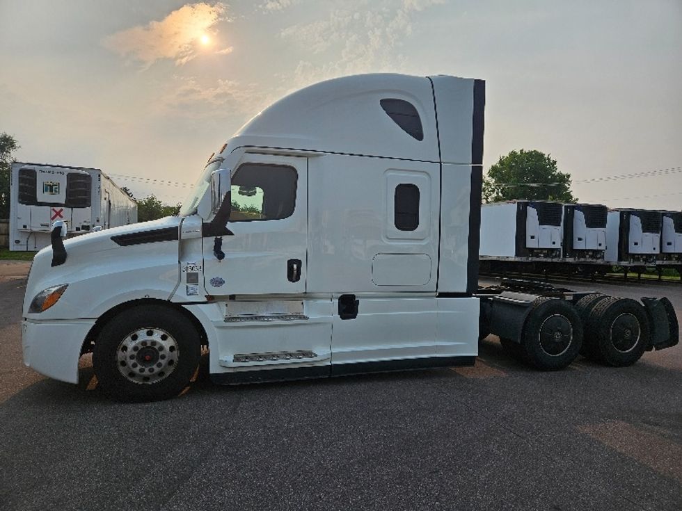 Sleeper Tractor-Heavy Duty Tractors-Freightliner-2021-T12664ST-Brooklyn Park-MN-691,784\n\t\tmiles-$ 52,500 - Image 4