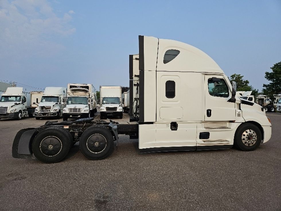 Sleeper Tractor-Heavy Duty Tractors-Freightliner-2021-T12664ST-Brooklyn Park-MN-691,784\n\t\tmiles-$ 52,500 - Image 8