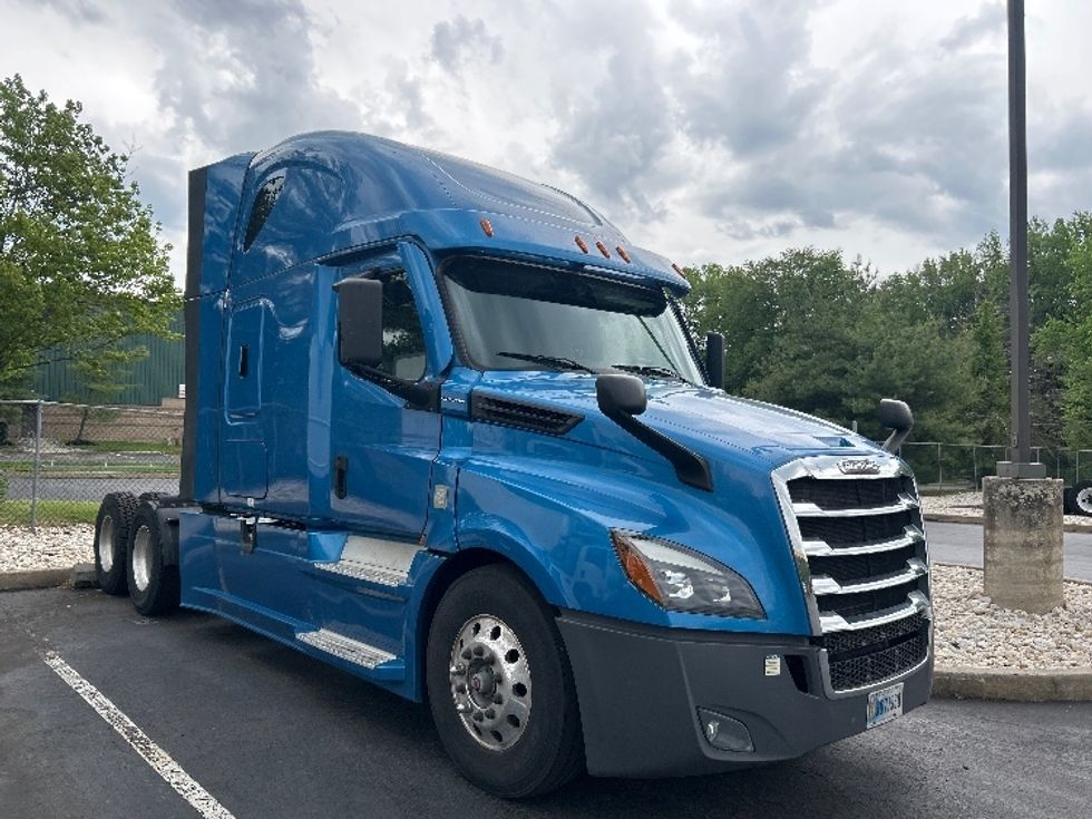 Sleeper Tractor-Heavy Duty Tractors-Freightliner-2021-T12664ST-Burlington-NJ-557,459\n\t\tmiles-$ 58,750 - Image 1