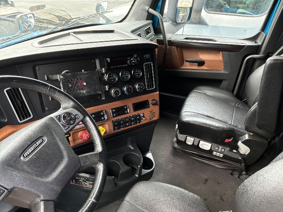 Sleeper Tractor-Heavy Duty Tractors-Freightliner-2021-T12664ST-Burlington-NJ-557,459\n\t\tmiles-$ 58,750 - Image 10