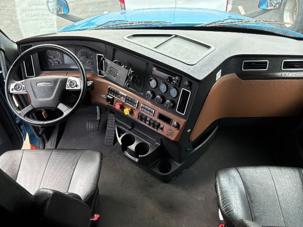 Sleeper Tractor-Heavy Duty Tractors-Freightliner-2021-T12664ST-Burlington-NJ-557,459\n\t\tmiles-$ 58,750 - Image 12