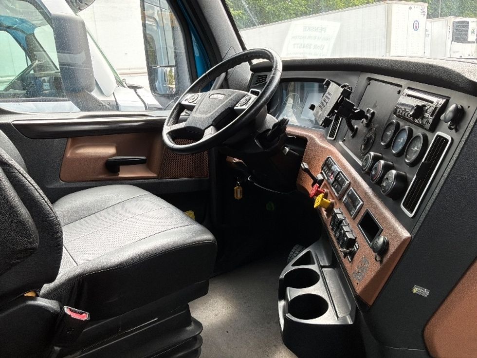 Sleeper Tractor-Heavy Duty Tractors-Freightliner-2021-T12664ST-Burlington-NJ-557,459\n\t\tmiles-$ 58,750 - Image 15