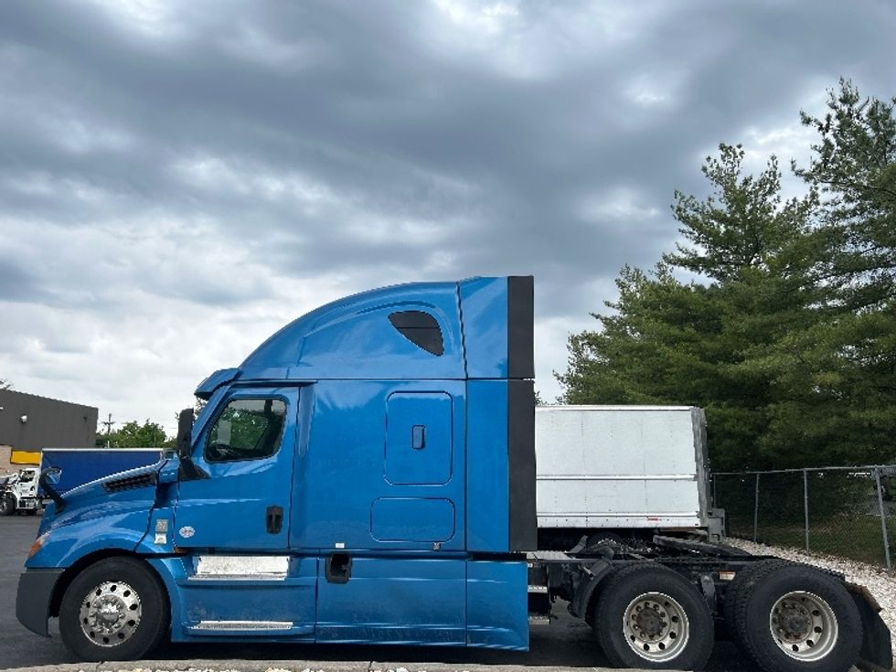 Sleeper Tractor-Heavy Duty Tractors-Freightliner-2021-T12664ST-Burlington-NJ-557,459\n\t\tmiles-$ 58,750 - Image 4