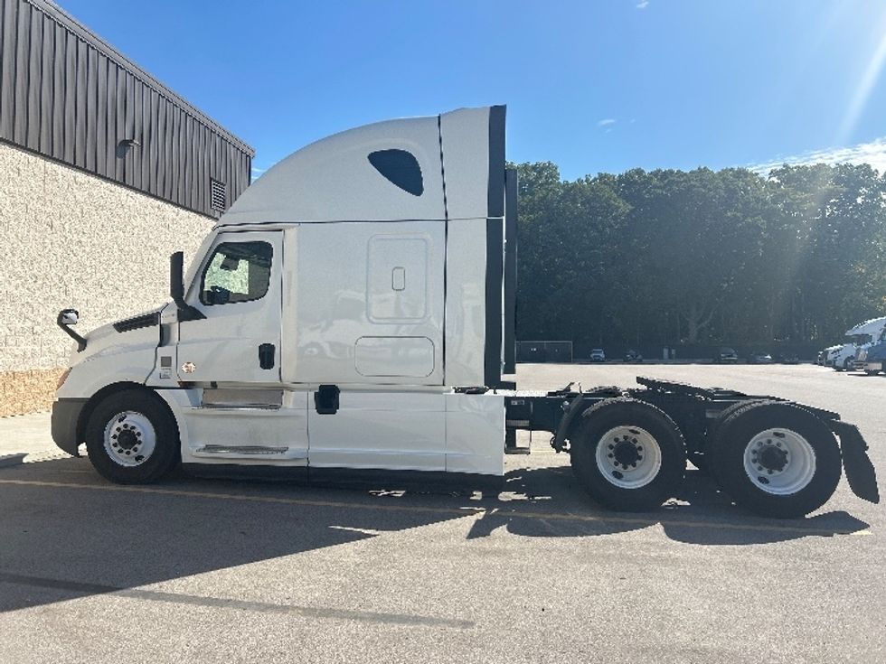 Sleeper Tractor-Heavy Duty Tractors-Freightliner-2021-T12664ST-Byron Center-MI-510,428\n\t\tmiles-$ 62,000 - Image 4