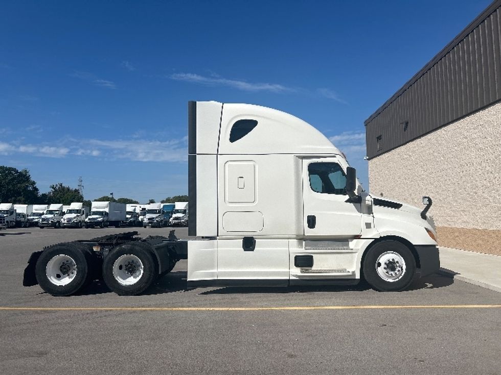 Sleeper Tractor-Heavy Duty Tractors-Freightliner-2021-T12664ST-Byron Center-MI-510,428\n\t\tmiles-$ 62,000 - Image 8