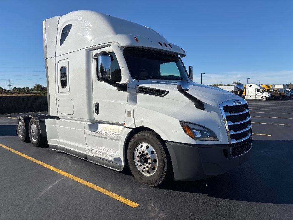 Sleeper Tractor-Heavy Duty Tractors-Freightliner-2021-T12664ST-Byron Center-MI-639,846\n\t\tmiles-$ 56,000 - Image 1