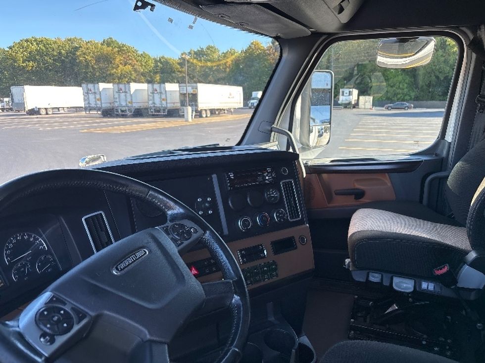 Sleeper Tractor-Heavy Duty Tractors-Freightliner-2021-T12664ST-Byron Center-MI-639,846\n\t\tmiles-$ 56,000 - Image 10