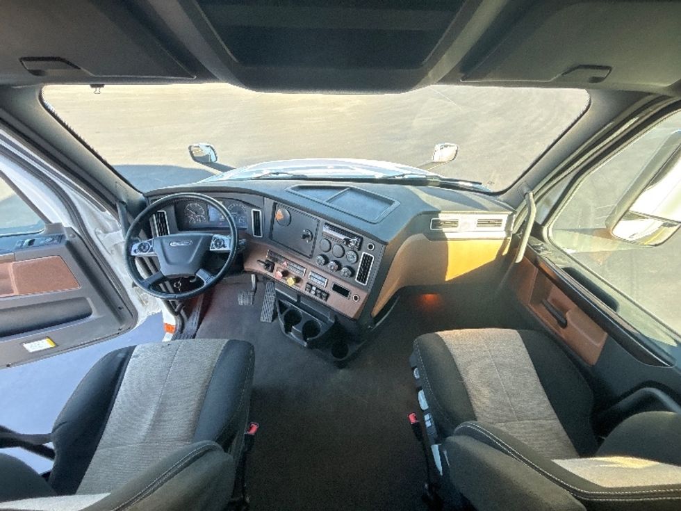Sleeper Tractor-Heavy Duty Tractors-Freightliner-2021-T12664ST-Byron Center-MI-639,846\n\t\tmiles-$ 56,000 - Image 12