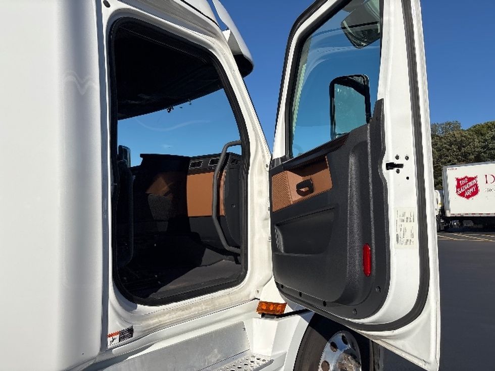 Sleeper Tractor-Heavy Duty Tractors-Freightliner-2021-T12664ST-Byron Center-MI-639,846\n\t\tmiles-$ 56,000 - Image 13