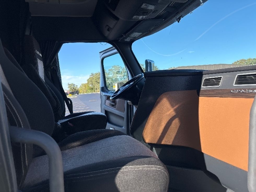 Sleeper Tractor-Heavy Duty Tractors-Freightliner-2021-T12664ST-Byron Center-MI-639,846\n\t\tmiles-$ 56,000 - Image 15