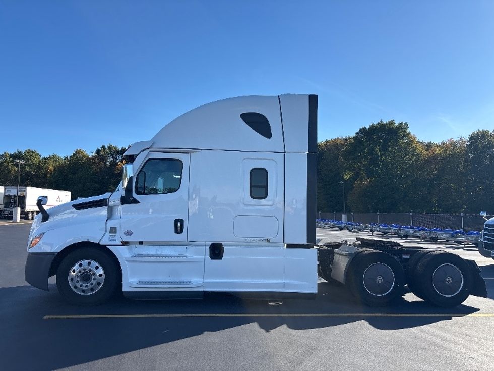 Sleeper Tractor-Heavy Duty Tractors-Freightliner-2021-T12664ST-Byron Center-MI-639,846\n\t\tmiles-$ 56,000 - Image 4