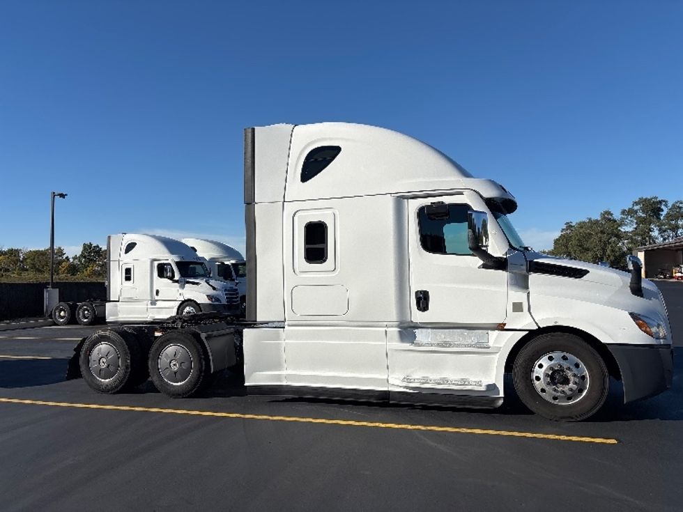 Sleeper Tractor-Heavy Duty Tractors-Freightliner-2021-T12664ST-Byron Center-MI-639,846\n\t\tmiles-$ 56,000 - Image 8