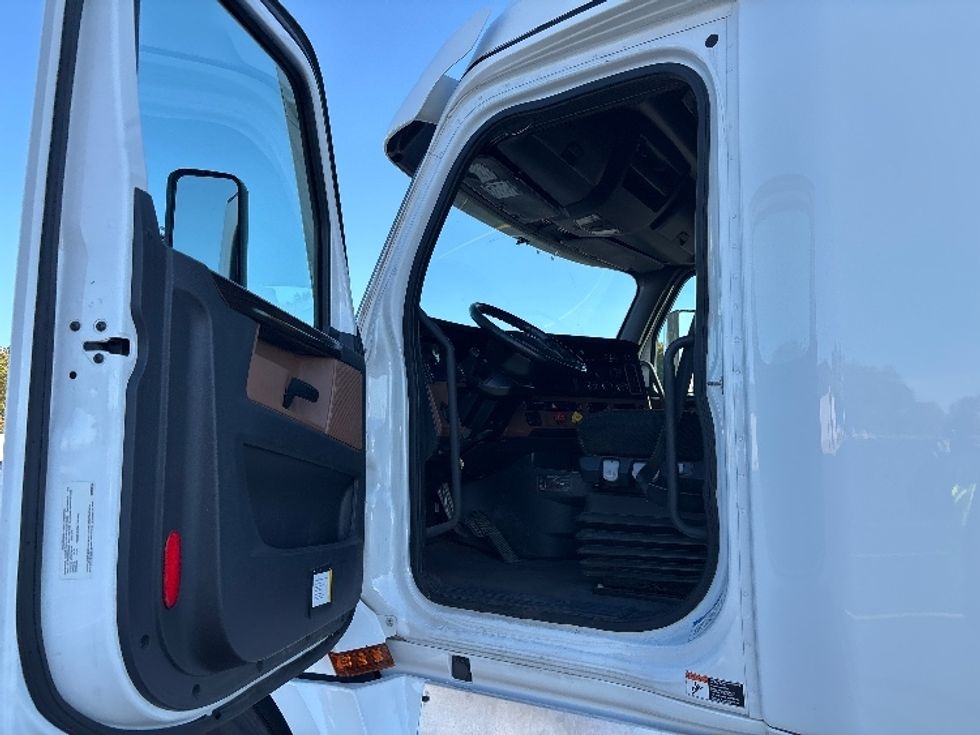 Sleeper Tractor-Heavy Duty Tractors-Freightliner-2021-T12664ST-Byron Center-MI-639,846\n\t\tmiles-$ 56,000 - Image 9