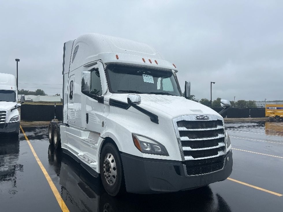 Sleeper Tractor-Heavy Duty Tractors-Freightliner-2021-T12664ST-Byron Center-MI-641,701\n\t\tmiles-$ 58,500 - Image 1