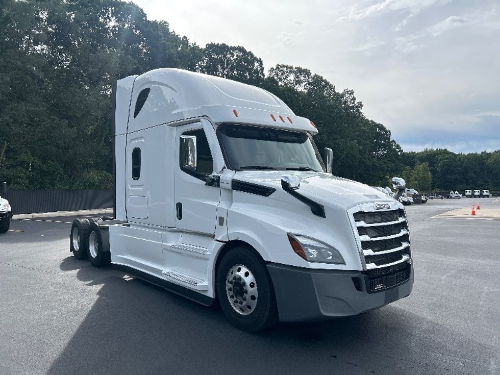 Sleeper Tractor-Heavy Duty Tractors-Freightliner-2021-T12664ST-Byron Center-MI-657,582\n\t\tmiles-$ 61,250 - Image 1