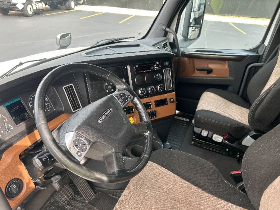 Sleeper Tractor-Heavy Duty Tractors-Freightliner-2021-T12664ST-Byron Center-MI-657,582\n\t\tmiles-$ 61,250 - Image 10