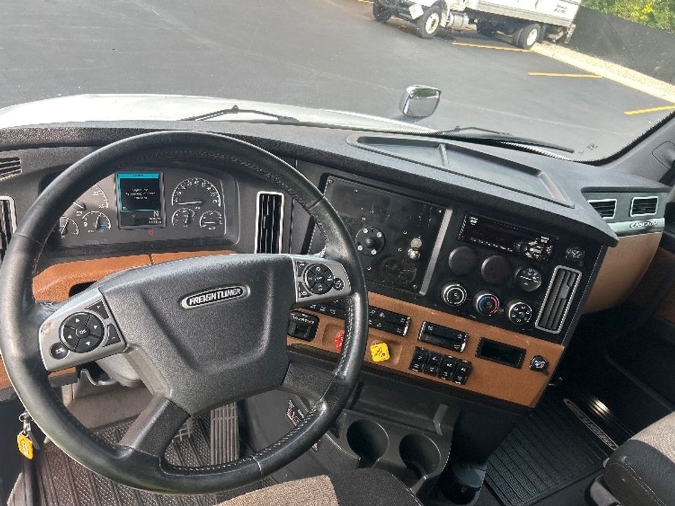 Sleeper Tractor-Heavy Duty Tractors-Freightliner-2021-T12664ST-Byron Center-MI-657,582\n\t\tmiles-$ 61,250 - Image 11