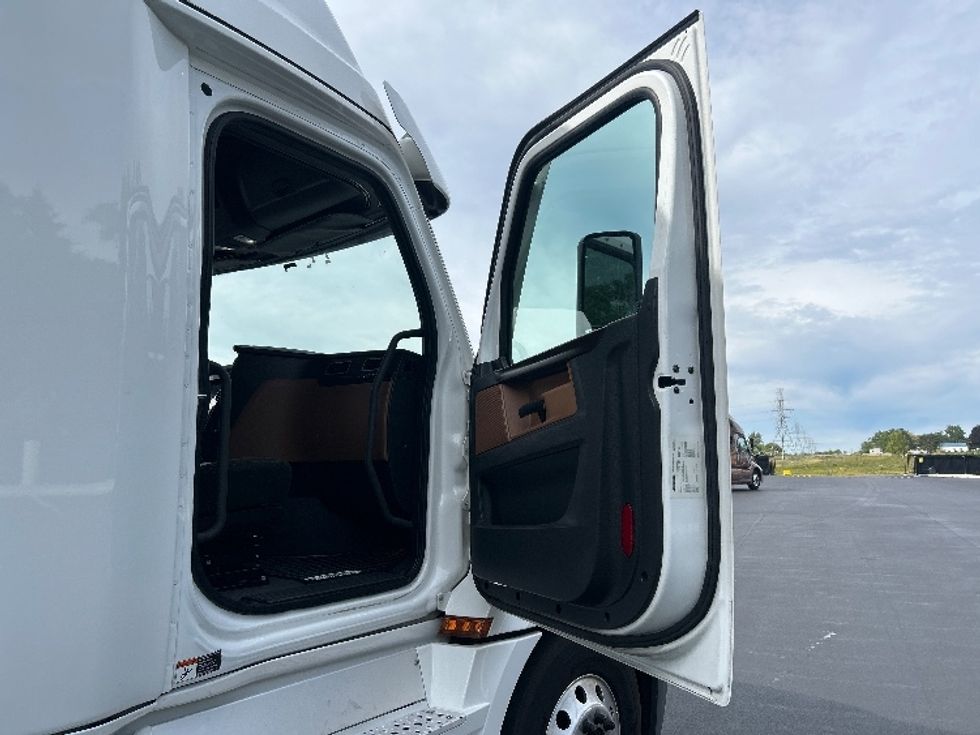 Sleeper Tractor-Heavy Duty Tractors-Freightliner-2021-T12664ST-Byron Center-MI-657,582\n\t\tmiles-$ 61,250 - Image 13