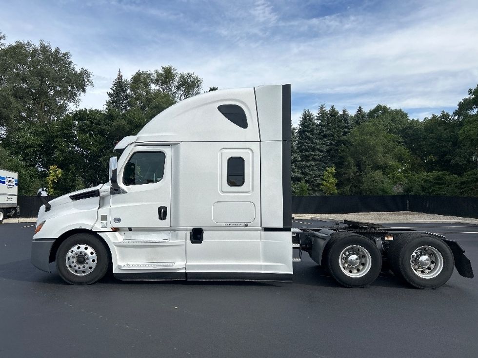 Sleeper Tractor-Heavy Duty Tractors-Freightliner-2021-T12664ST-Byron Center-MI-657,582\n\t\tmiles-$ 61,250 - Image 4
