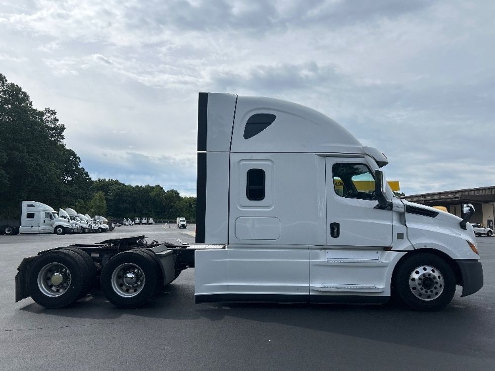 Sleeper Tractor-Heavy Duty Tractors-Freightliner-2021-T12664ST-Byron Center-MI-657,582\n\t\tmiles-$ 61,250 - Image 8