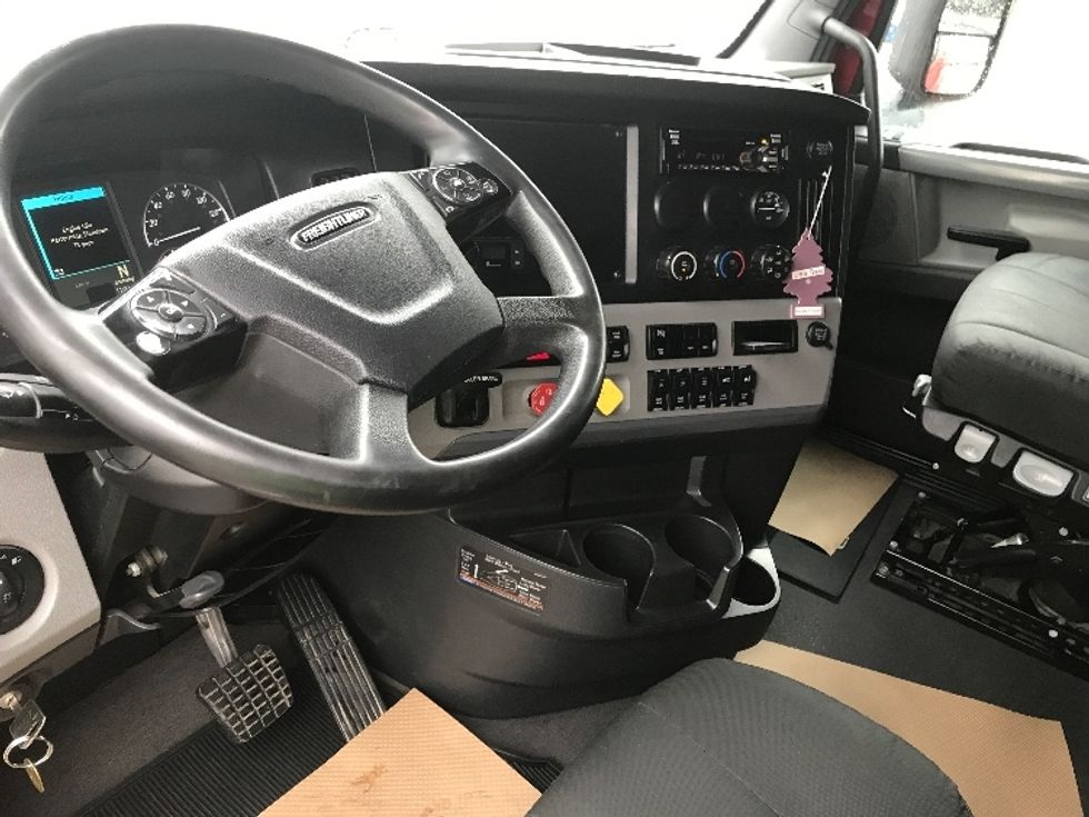 Sleeper Tractor-Heavy Duty Tractors-Freightliner-2021-T12664ST-Calgary-AB-1,033,437\n\t\tkm-$ 69,500 - Image 10