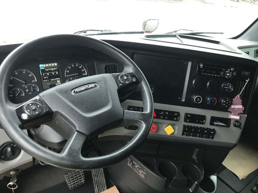 Sleeper Tractor-Heavy Duty Tractors-Freightliner-2021-T12664ST-Calgary-AB-1,033,437\n\t\tkm-$ 69,500 - Image 11