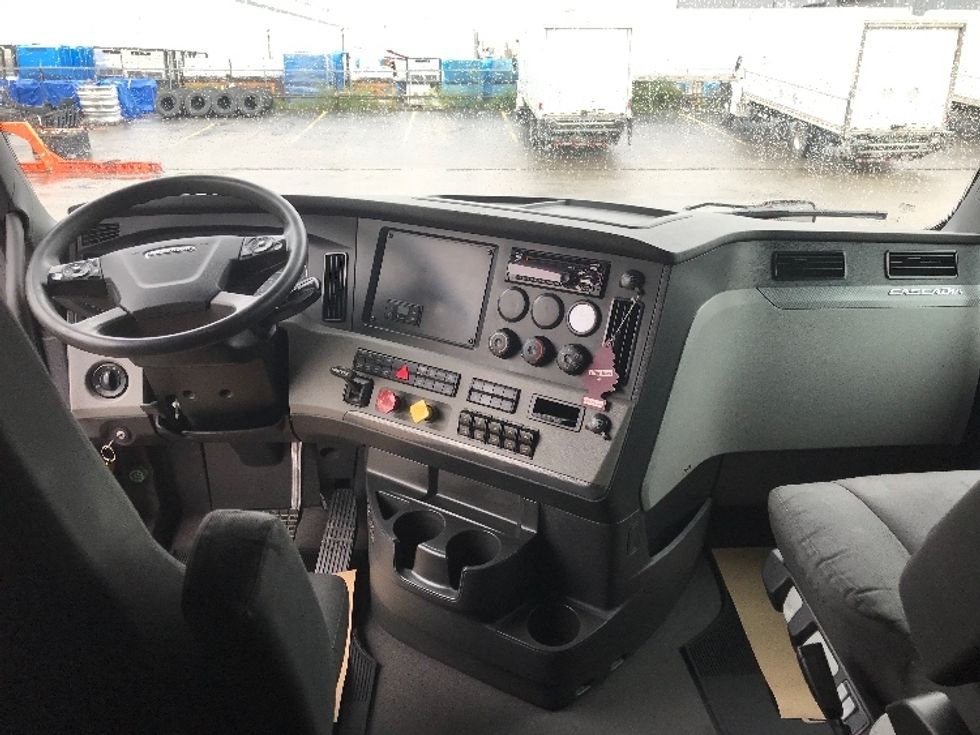 Sleeper Tractor-Heavy Duty Tractors-Freightliner-2021-T12664ST-Calgary-AB-1,033,437\n\t\tkm-$ 69,500 - Image 12