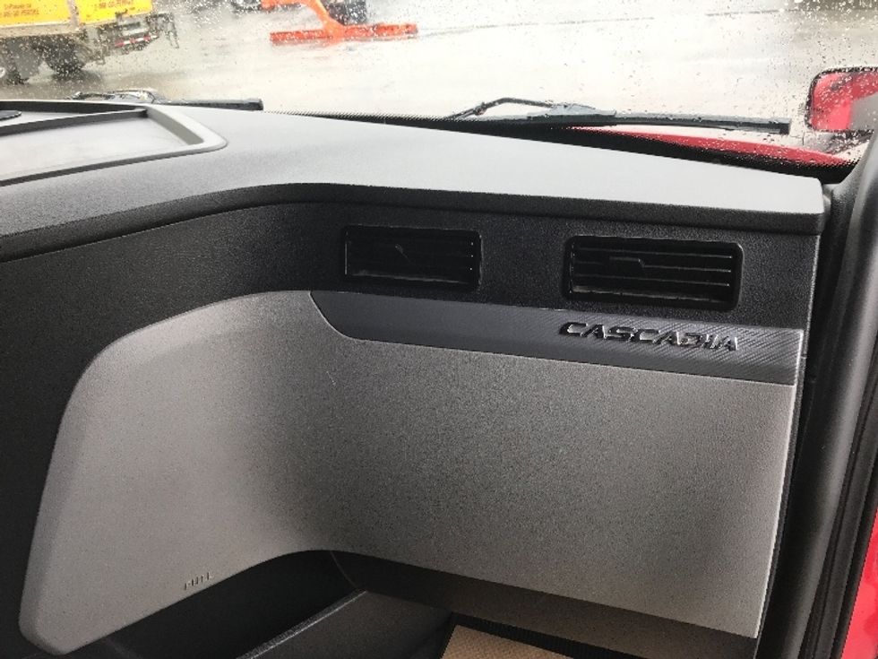 Sleeper Tractor-Heavy Duty Tractors-Freightliner-2021-T12664ST-Calgary-AB-1,033,437\n\t\tkm-$ 69,500 - Image 14