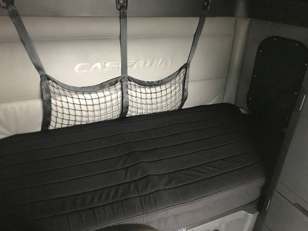 Sleeper Tractor-Heavy Duty Tractors-Freightliner-2021-T12664ST-Calgary-AB-1,033,437\n\t\tkm-$ 69,500 - Image 17