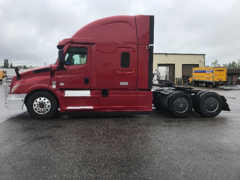 Sleeper Tractor-Heavy Duty Tractors-Freightliner-2021-T12664ST-Calgary-AB-1,033,437\n\t\tkm-$ 69,500 - Image 4