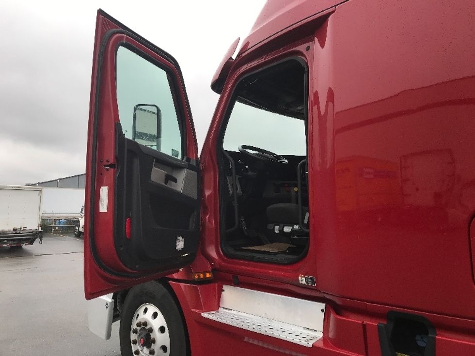 Sleeper Tractor-Heavy Duty Tractors-Freightliner-2021-T12664ST-Calgary-AB-1,033,437\n\t\tkm-$ 69,500 - Image 9