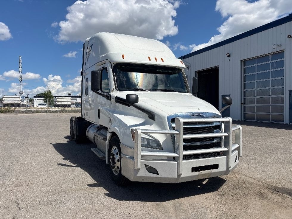 Sleeper Tractor-Heavy Duty Tractors-Freightliner-2021-T12664ST-Calgary-AB-618,767\n\t\tkm-$ 104,000 - Image 1