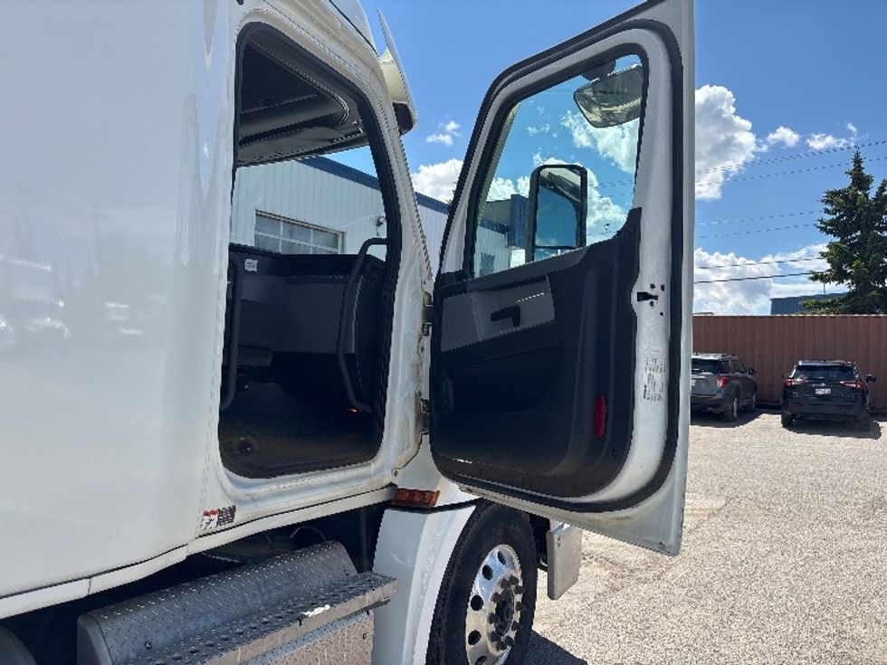Sleeper Tractor-Heavy Duty Tractors-Freightliner-2021-T12664ST-Calgary-AB-618,767\n\t\tkm-$ 104,000 - Image 13