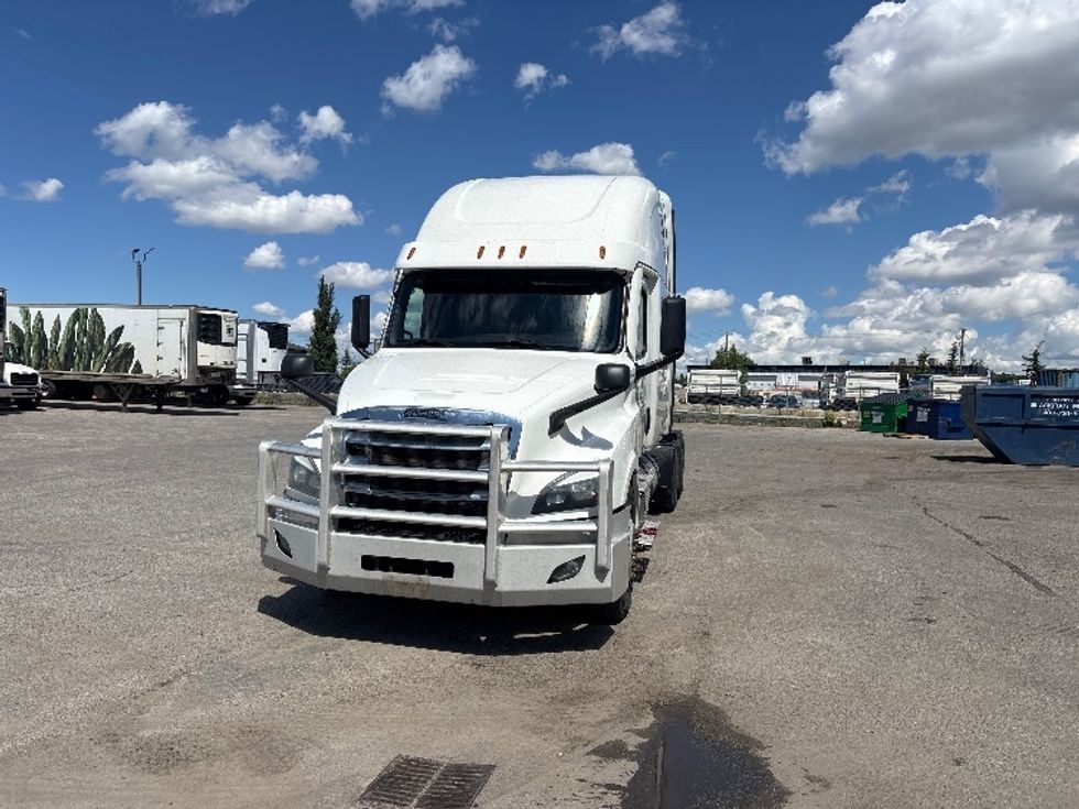 Sleeper Tractor-Heavy Duty Tractors-Freightliner-2021-T12664ST-Calgary-AB-618,767\n\t\tkm-$ 104,000 - Image 2
