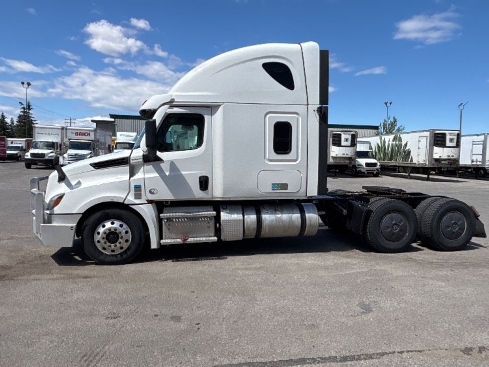 Sleeper Tractor-Heavy Duty Tractors-Freightliner-2021-T12664ST-Calgary-AB-618,767\n\t\tkm-$ 104,000 - Image 4