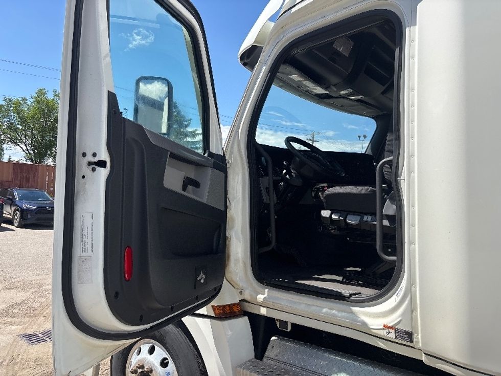 Sleeper Tractor-Heavy Duty Tractors-Freightliner-2021-T12664ST-Calgary-AB-618,767\n\t\tkm-$ 104,000 - Image 9