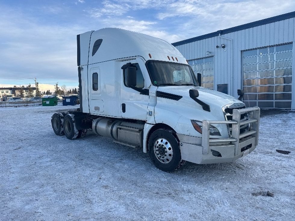 Sleeper Tractor-Heavy Duty Tractors-Freightliner-2021-T12664ST-Calgary-AB-795,011\n\t\tkm-$ 25,000 - Image 1