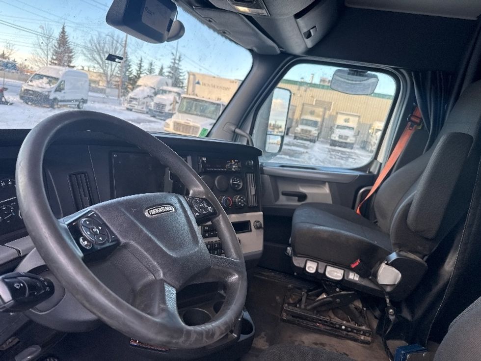 Sleeper Tractor-Heavy Duty Tractors-Freightliner-2021-T12664ST-Calgary-AB-795,011\n\t\tkm-$ 25,000 - Image 10
