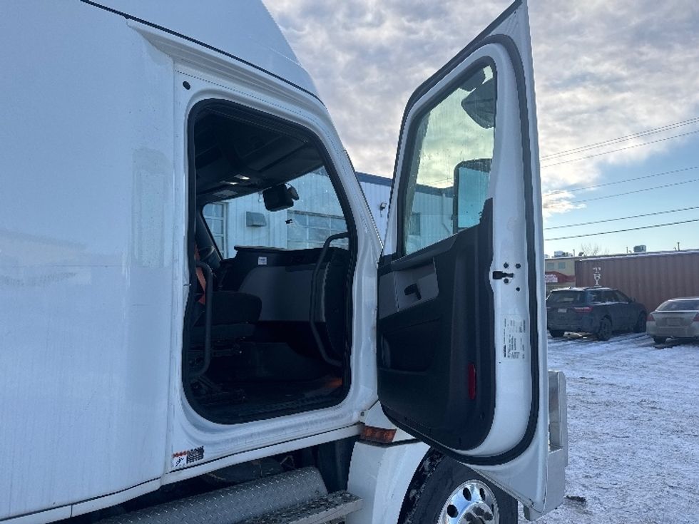 Sleeper Tractor-Heavy Duty Tractors-Freightliner-2021-T12664ST-Calgary-AB-795,011\n\t\tkm-$ 25,000 - Image 13
