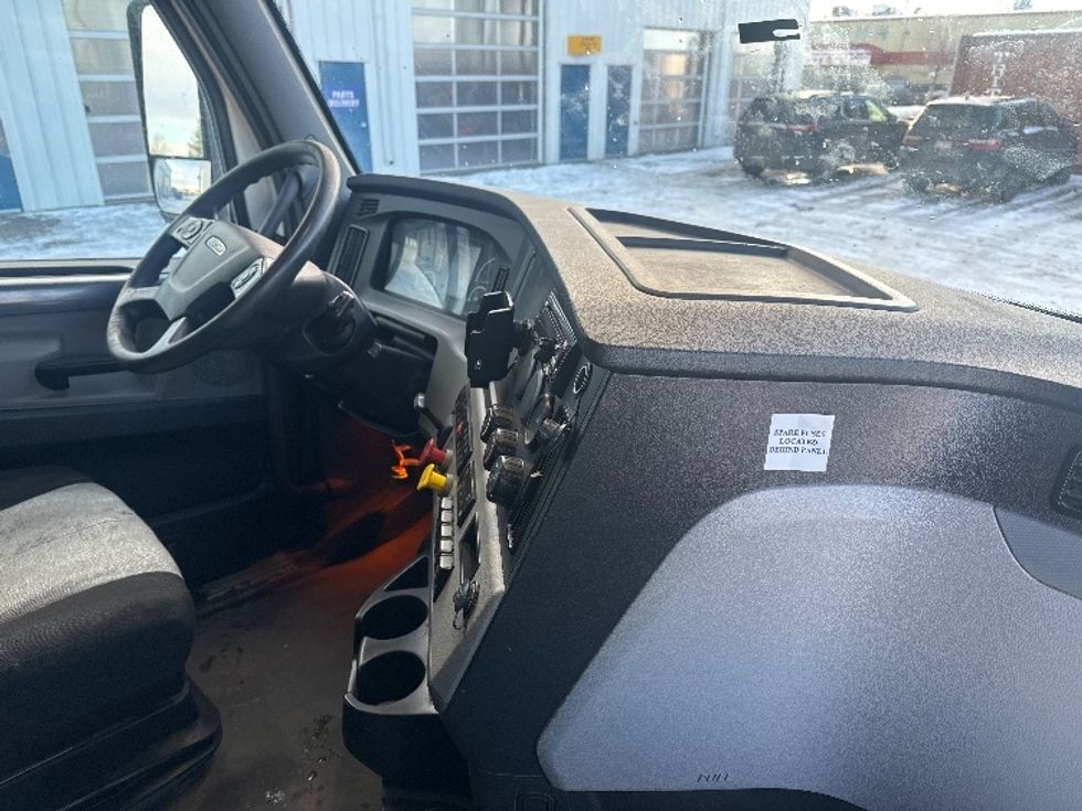 Sleeper Tractor-Heavy Duty Tractors-Freightliner-2021-T12664ST-Calgary-AB-795,011\n\t\tkm-$ 25,000 - Image 15