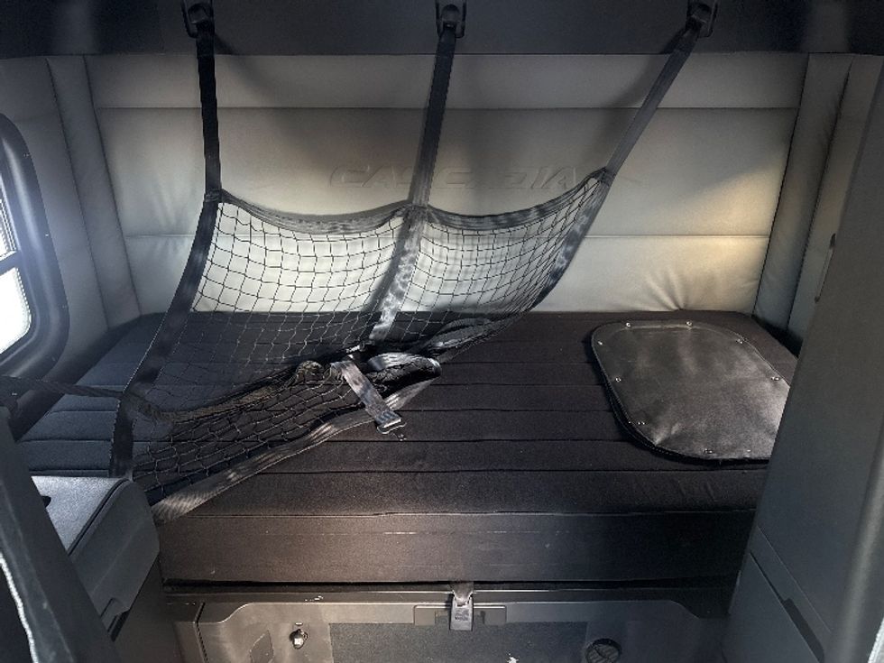 Sleeper Tractor-Heavy Duty Tractors-Freightliner-2021-T12664ST-Calgary-AB-795,011\n\t\tkm-$ 25,000 - Image 16