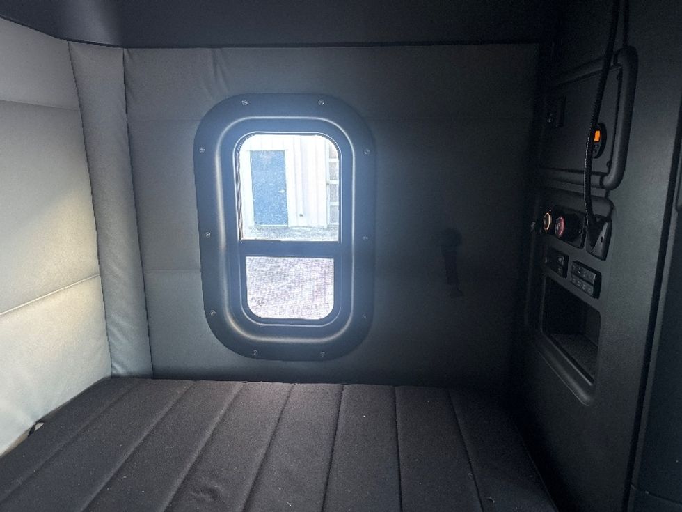 Sleeper Tractor-Heavy Duty Tractors-Freightliner-2021-T12664ST-Calgary-AB-795,011\n\t\tkm-$ 25,000 - Image 18