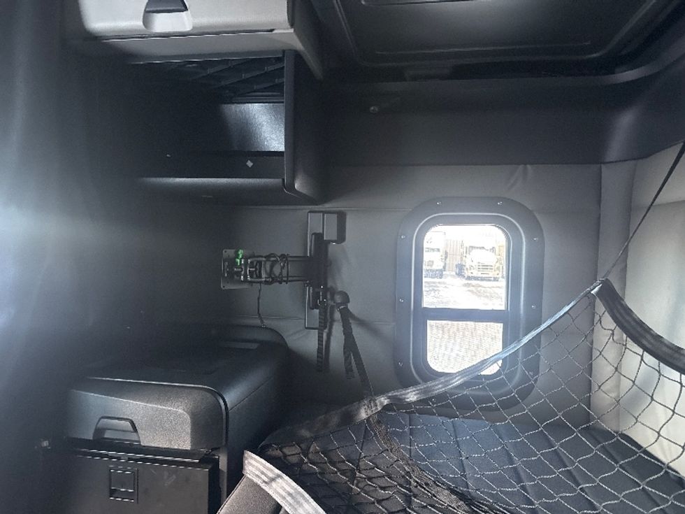 Sleeper Tractor-Heavy Duty Tractors-Freightliner-2021-T12664ST-Calgary-AB-795,011\n\t\tkm-$ 25,000 - Image 19